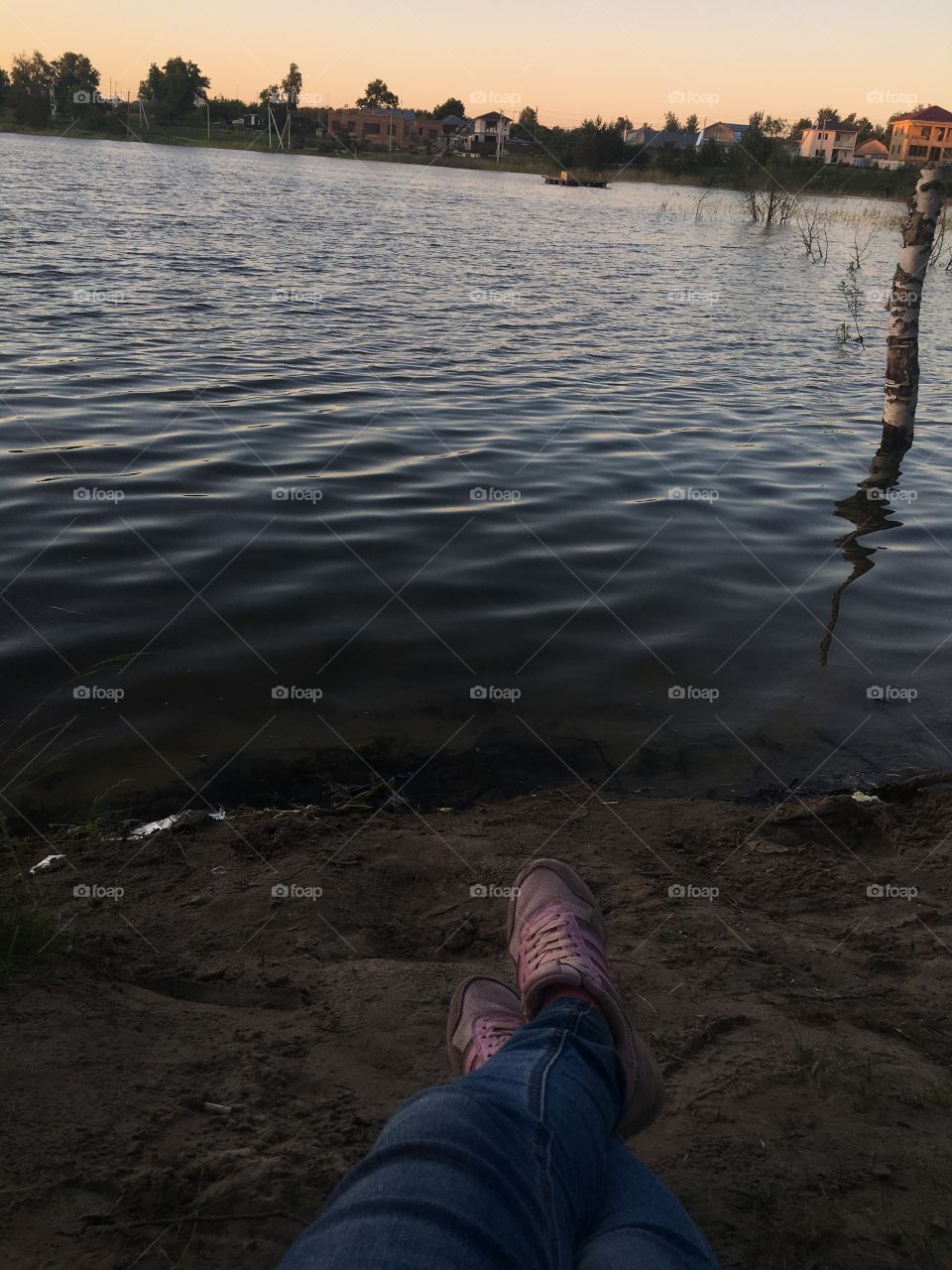 Ноги и озеро 