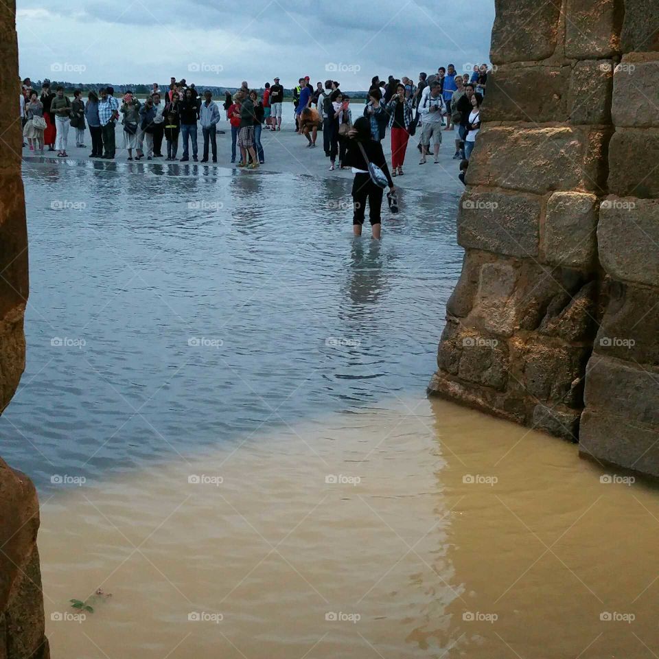 tide coming in Mont Ste Michel