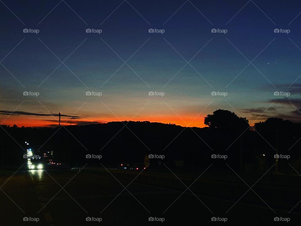 Olhe o horizonte com uma faixa vermelha, sentido Jundiaí - Cabreuva! É a noite chegando com um restinho de beleza do dia. 
Que sábado proveitoso, amigos! Obrigado, dona Natureza. 