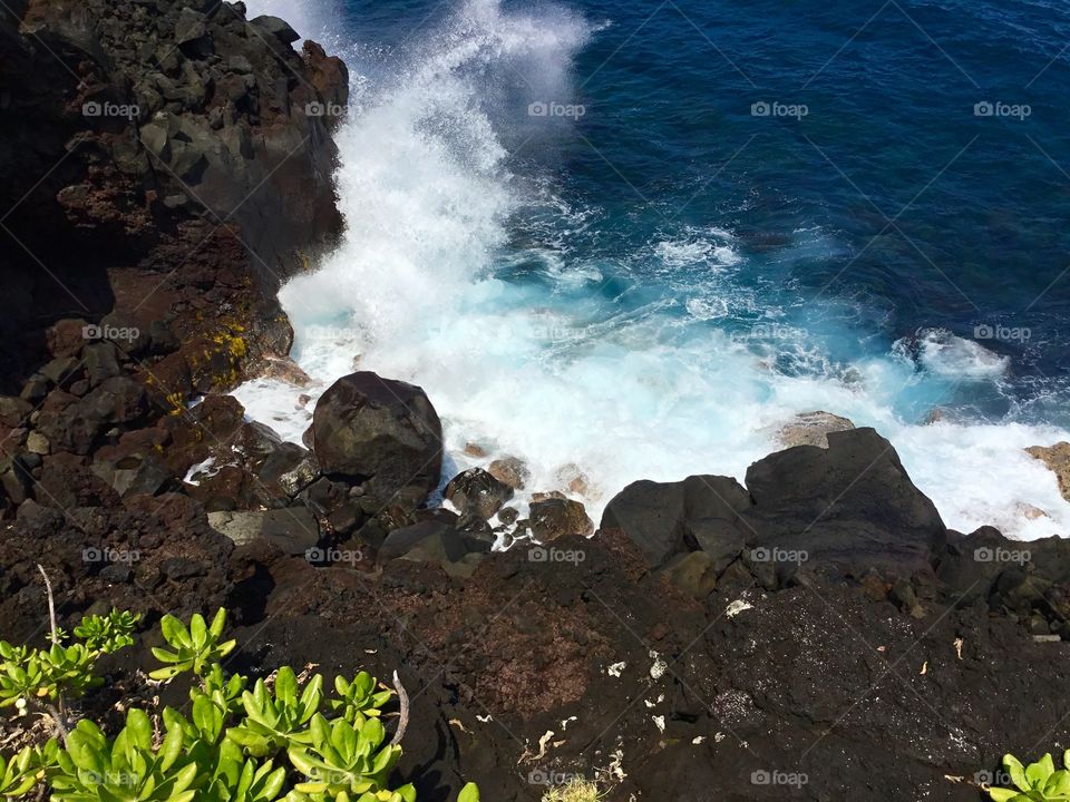 Big splash by the sea cliffs