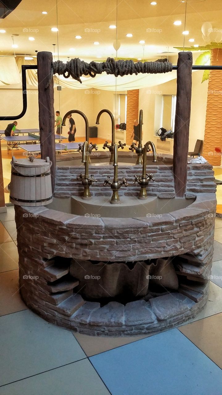 умывальник в синагоге с тремя кранами