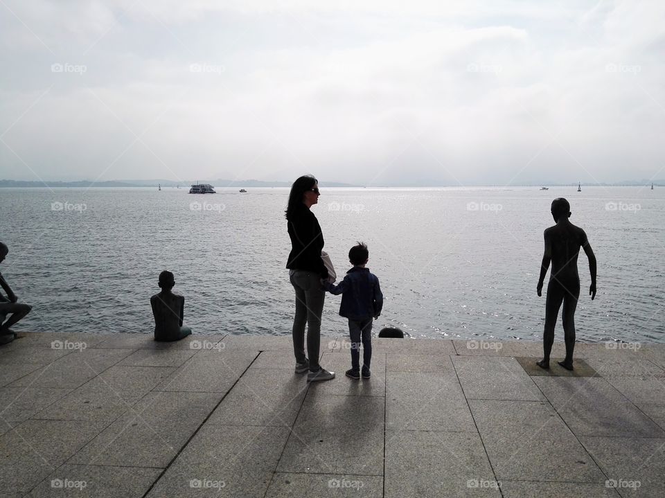 sculptures, the mother and the son looking at the sea