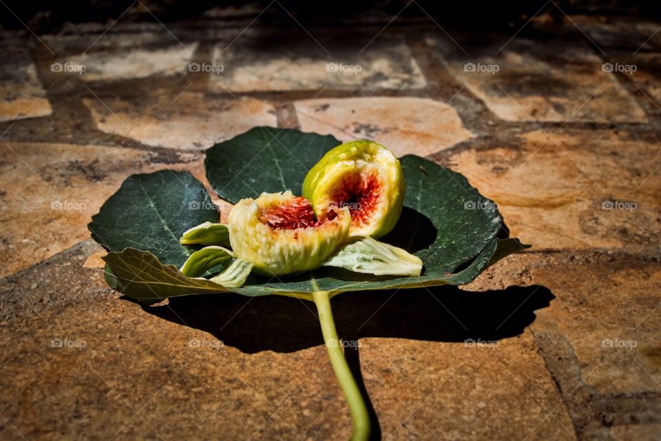 Figs presented on leaf