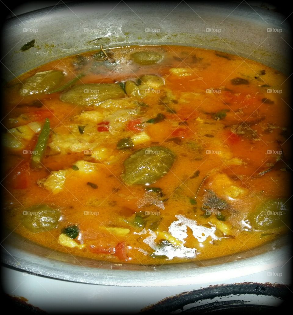 #foodporn! Fish curry..self made masala aka sause, with green chilli's, mini mangos, tomatoes, lemon juice & corriander.. yummm😋😋😋