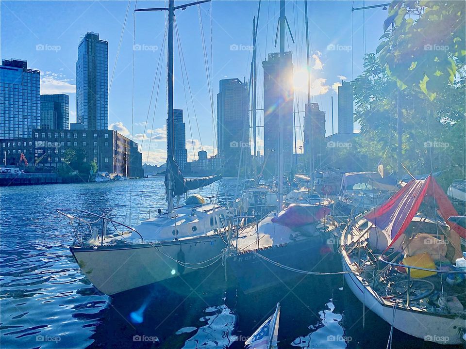 “Newtown Creek” in LIC, Queens with its many boats looks even more beautiful in the golden glow of the setting sun. The charme of this motif is further enhanced by the rainbow refraction effects from the diffusing light. 2023. Hypnotic Productions