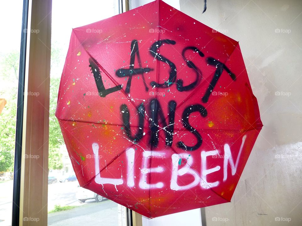 Lasst uns lieben - let's love on a red umbrella
