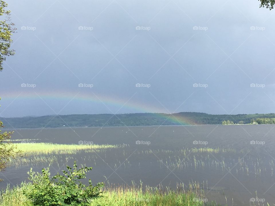Wunderschöner Regenbogen und Schweden,es ist wunderschön wie der Regenbogen über dem Wasser steht und so ein klasse Bild rauskommt!🌈
