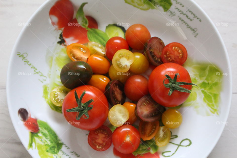 Bowl of tomatoes 