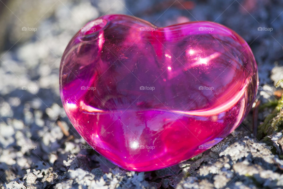 Translucent pink heart on stone - genomskinligt rosa hjärta på sten 
