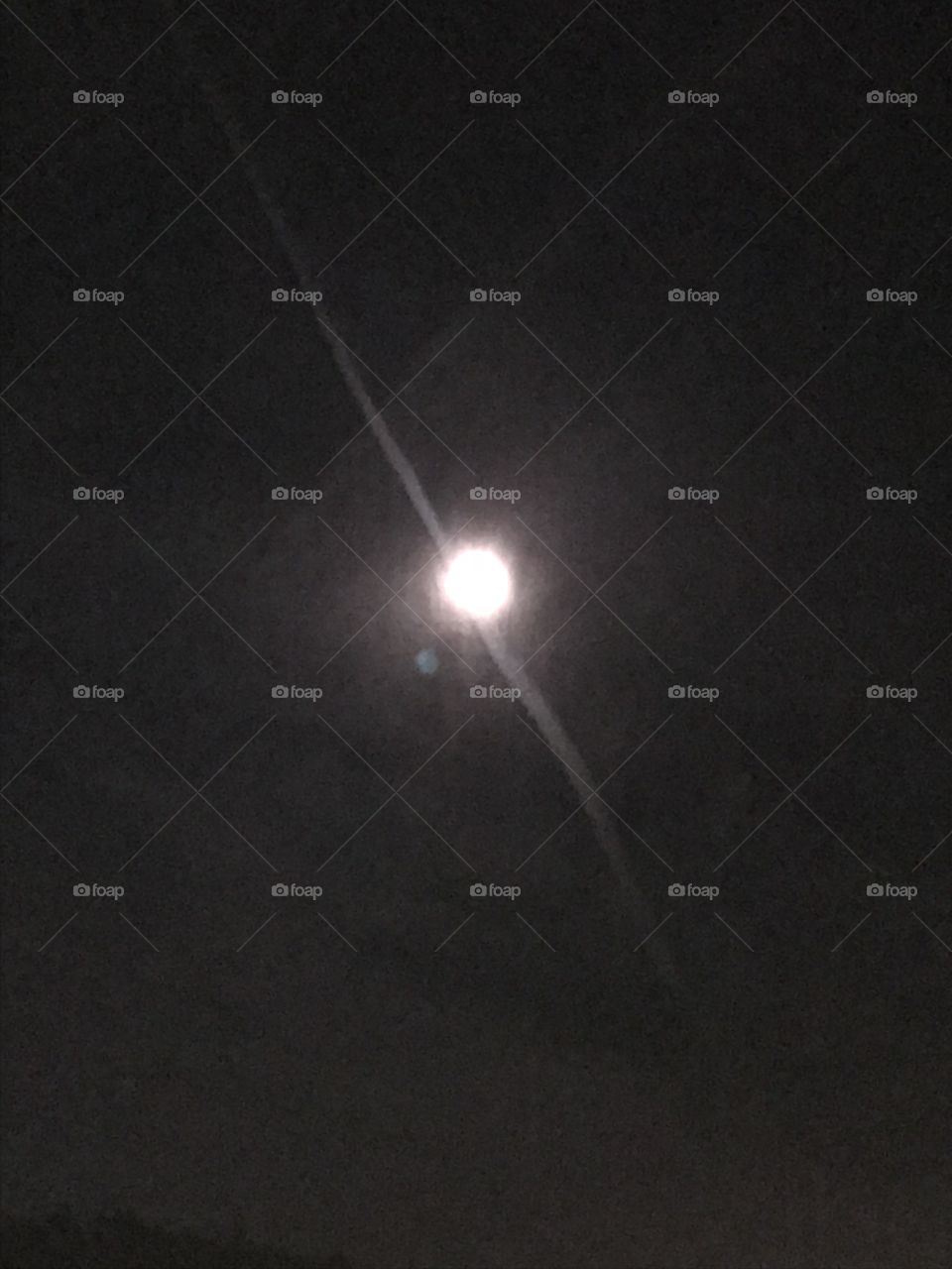 Kondensstreifen durch Mond