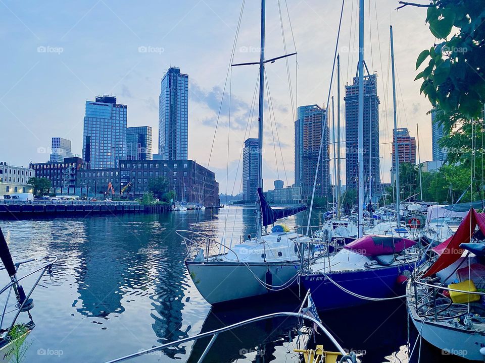 As the sun begins to set the colors and nuances here at „Newtown Creek“ by the „Pulaski Bridge“ in LIC, Queens also begin to change. But it will be several more hours before it gets dark especially in the summertime. 2023. Hypnotic Productions