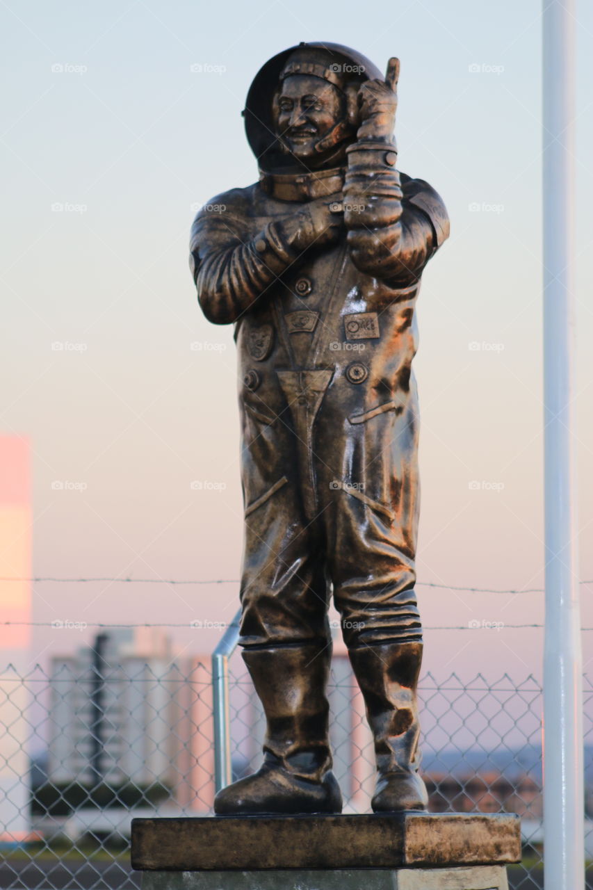 estátua astronauta Marcos Pontes Bauru