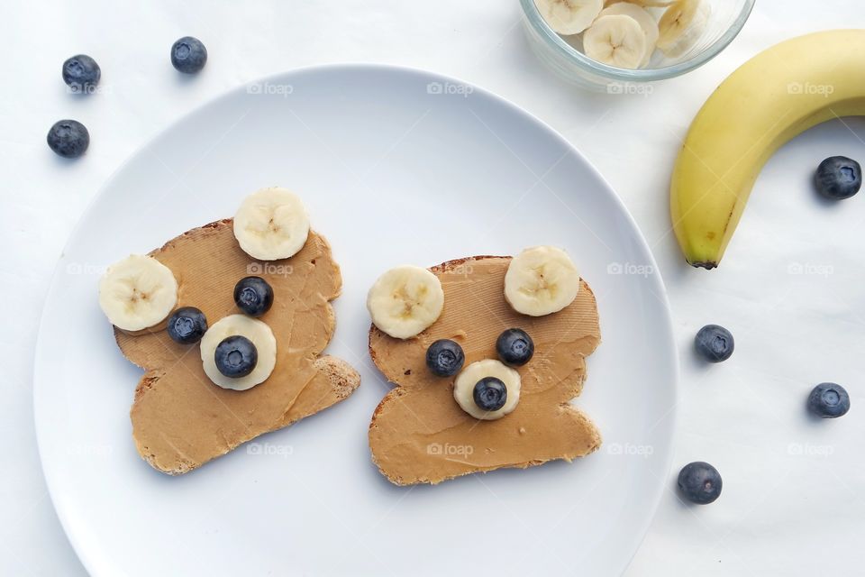 Bear shaped peanut butter sandwich for kids 