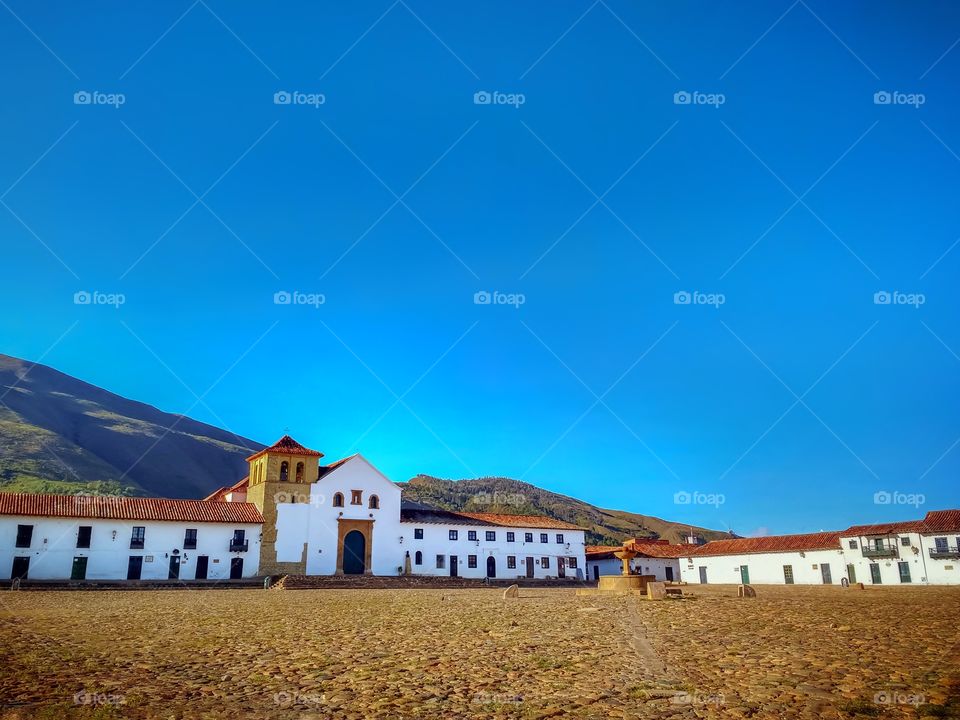 Clear and blue sky in a morning in the main square of Villa de Leyva, Boyacá, Colombia. Cielo despejado y azul en una mañana en la plaza principal de Villa de Leyva, Boyacá, Colombia.