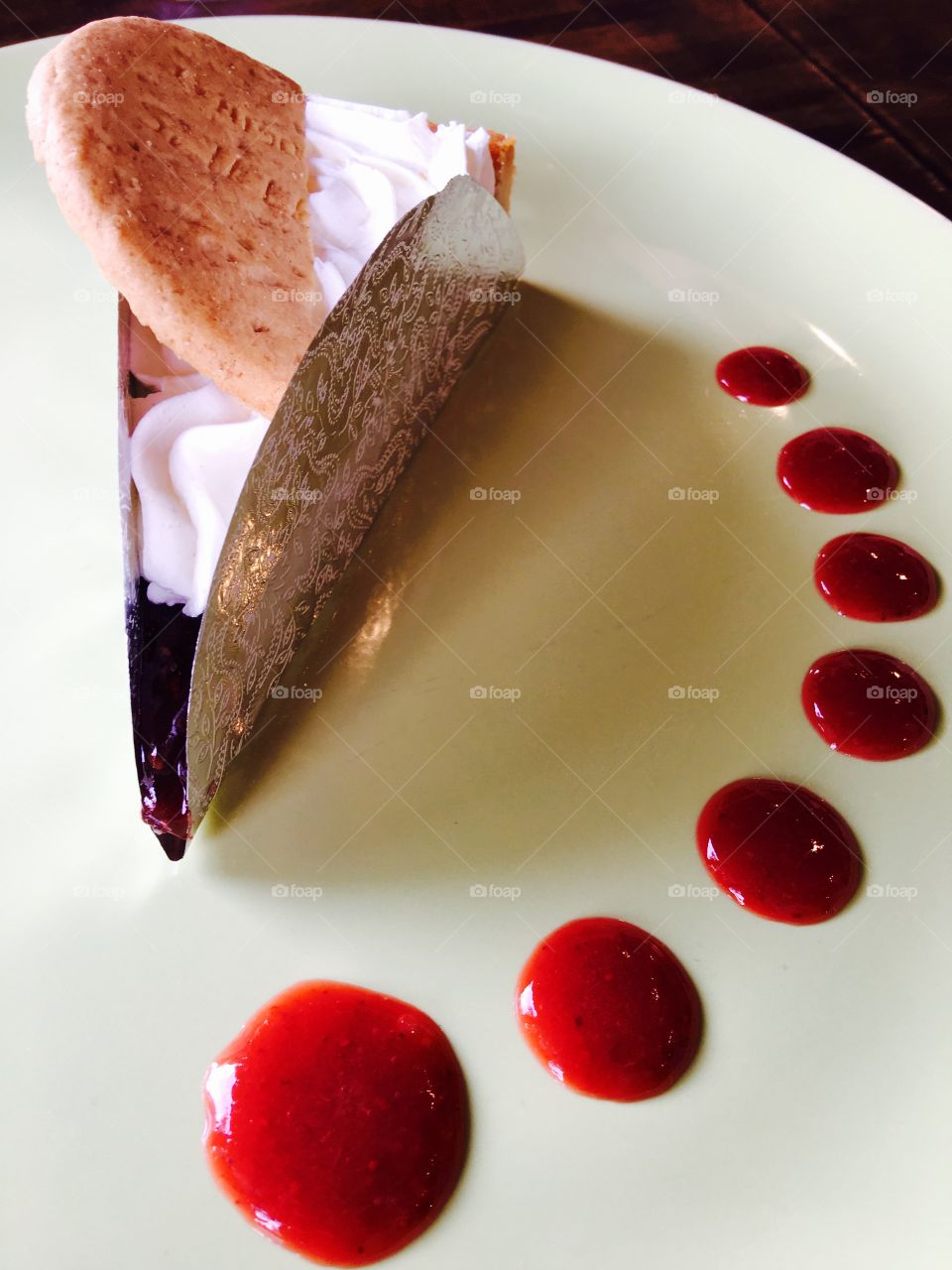 Blubbery cheesecake with strawberry sauce 