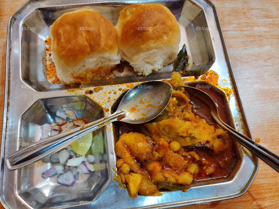 Rassa vada with bread, a spicy and delicious snacks, very famous in Maharashtra, has a potato vada with spicy gravy, yummy tasty!