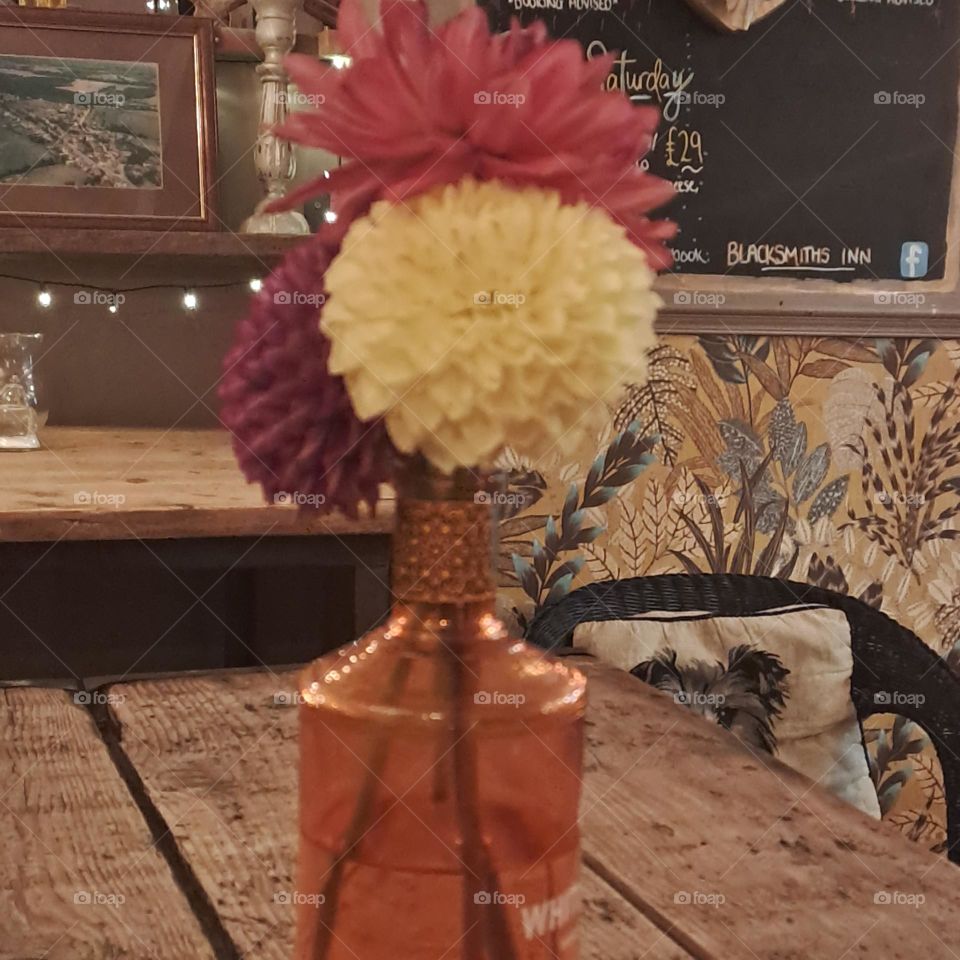 rustic table and vase flowers