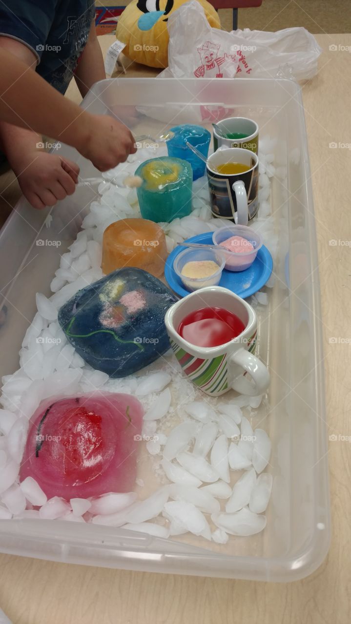 Kindergarten science experiment with melting ice