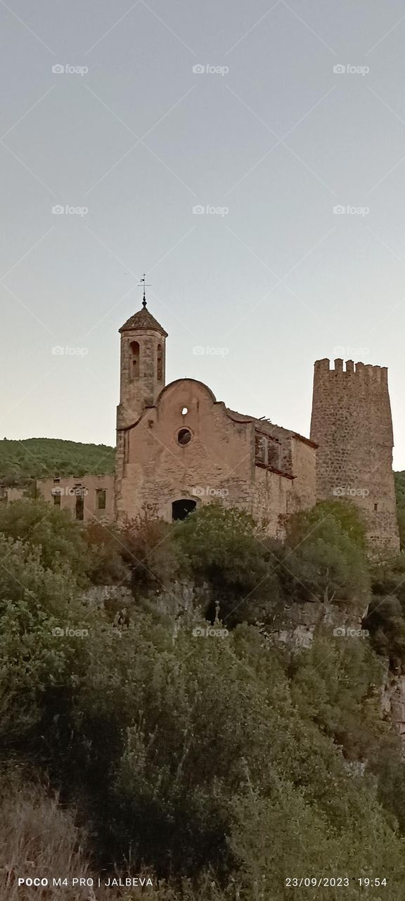 Abandono del castillo y su pueblo