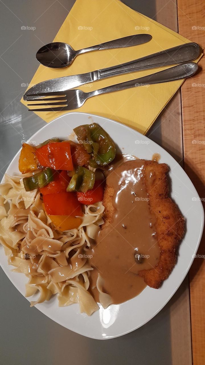Schnitzel mit Nudeln und Gemüse