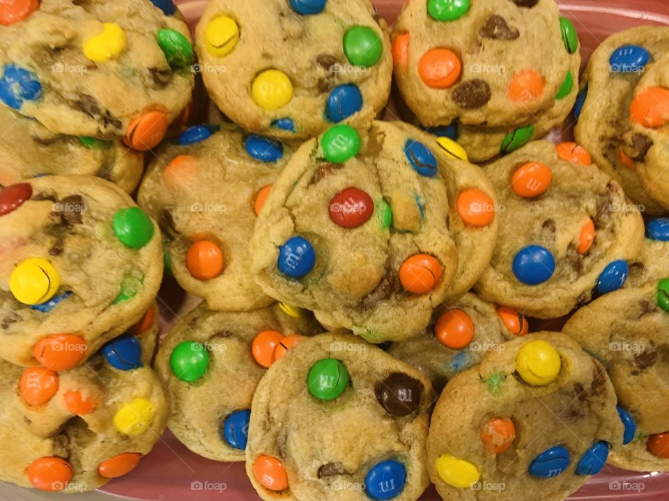 A plate of M&M chocolate chip cookies 