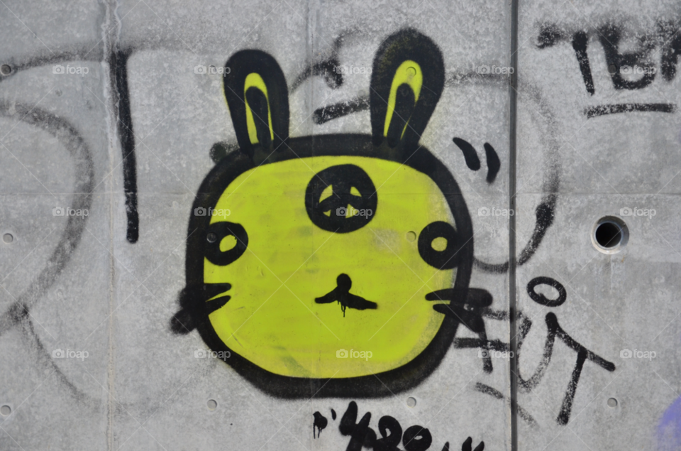graffiti yellow rabbit street by hugo