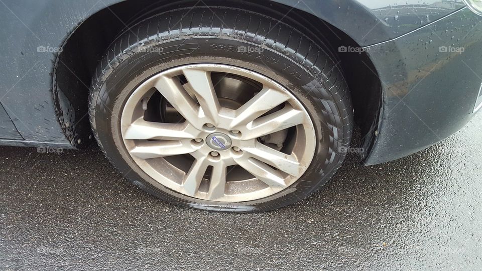 Flat tire on the car - punktering bildäck 