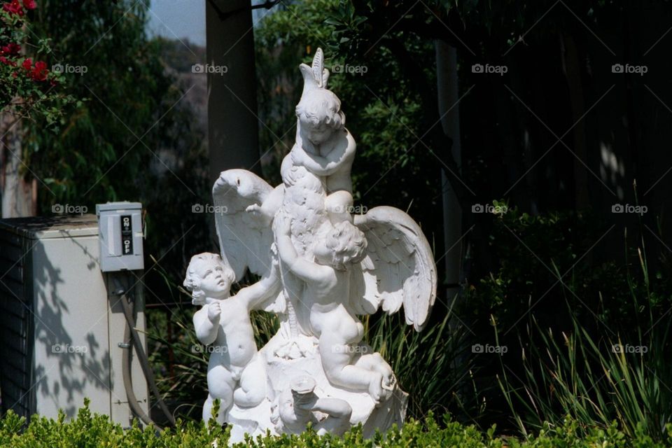 Statue of cherubs