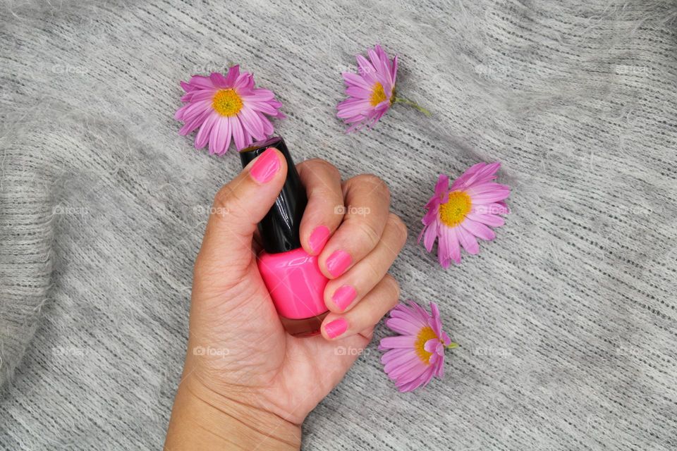 pink nails with pink daisy