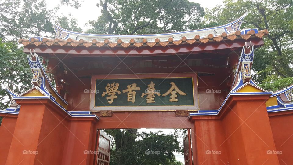 The “Premier Academy of Taiwan” (全台首學) has more than three hundred years of history as a Confucian temple, and it would be safe to say that this place is the heart of Tainan as an ancient capital of culture.
red architecture