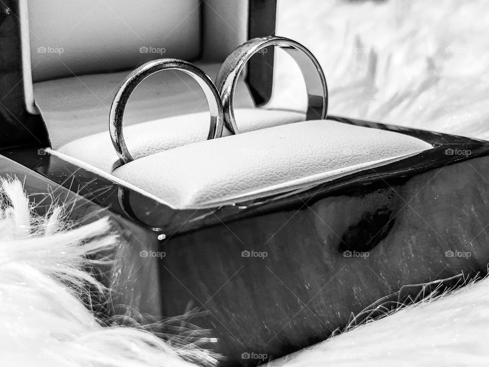 Wedding bands in black and white 