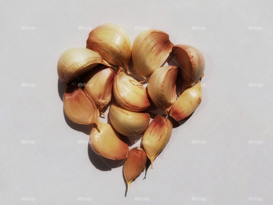 Garlic cloves form a heart