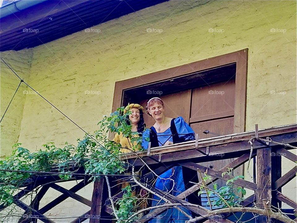 These ladies on the balcony of the „Bernauergarten“ are musicians for „Da Albrecht & sei Agnes“, the child version of the historic play about Duke „Albrecht“ of „Straubing“, Bavaria and his beautiful wife „Agnes Bernauer“. 2024. Hypnotic Productions