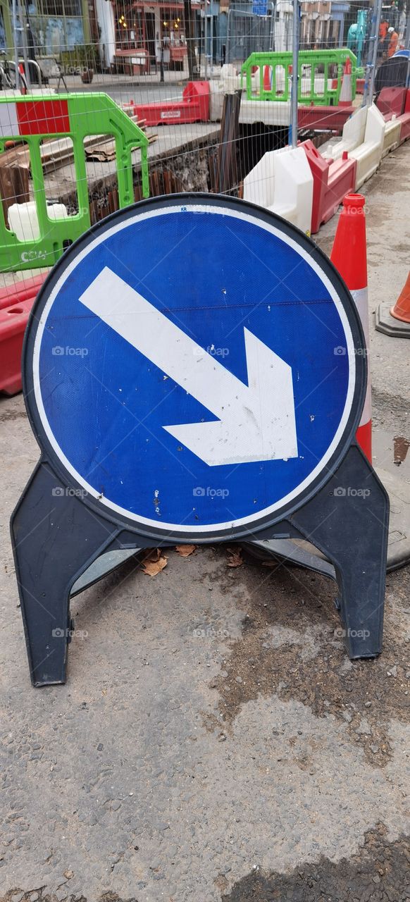 señal advirtiendo de reparaciones en la vía pública