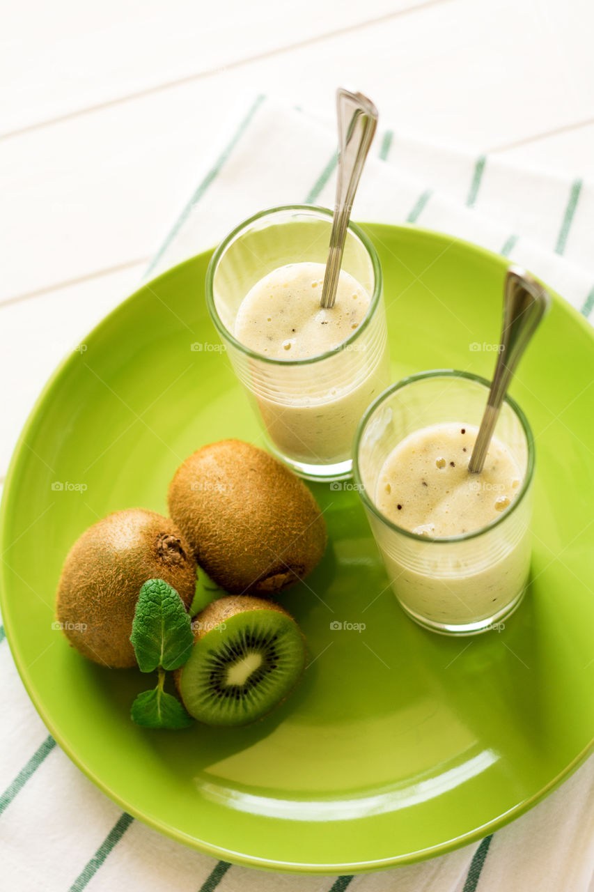 Kiwi smoothies in glass