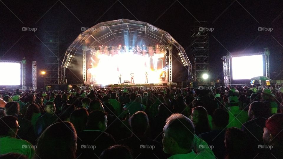 Público e palco de shows artísticos.