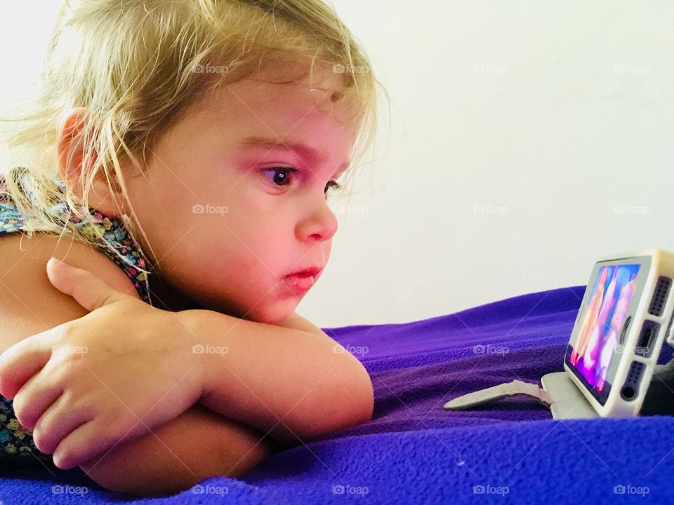 1 yr old baby srious watching nursery rhyme😂