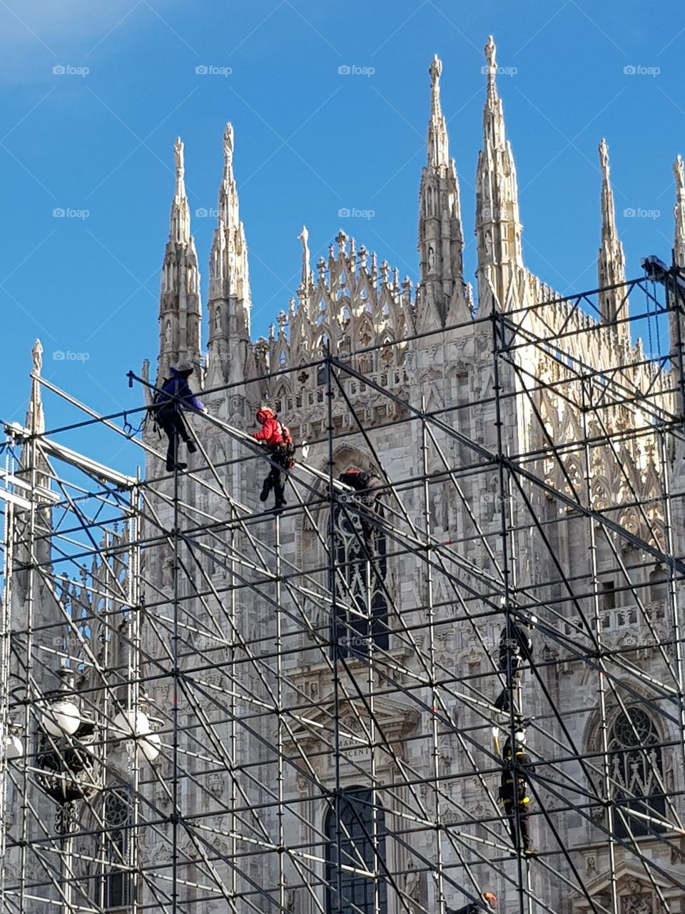 Milano,  piazza Duomo.  Montaggio palco