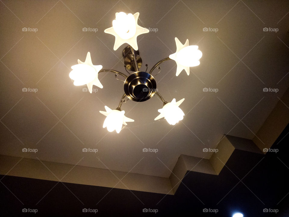 แสงไฟในห้องมืด