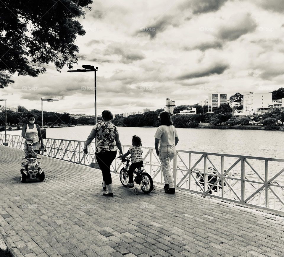 Strolling we go, enjoying the edge of the lake and taking the children to play.  How good it is to walk! / Passeando nós vamos, curtindo a beira do lago e levando as crianças brincarem. Como é bom andar!