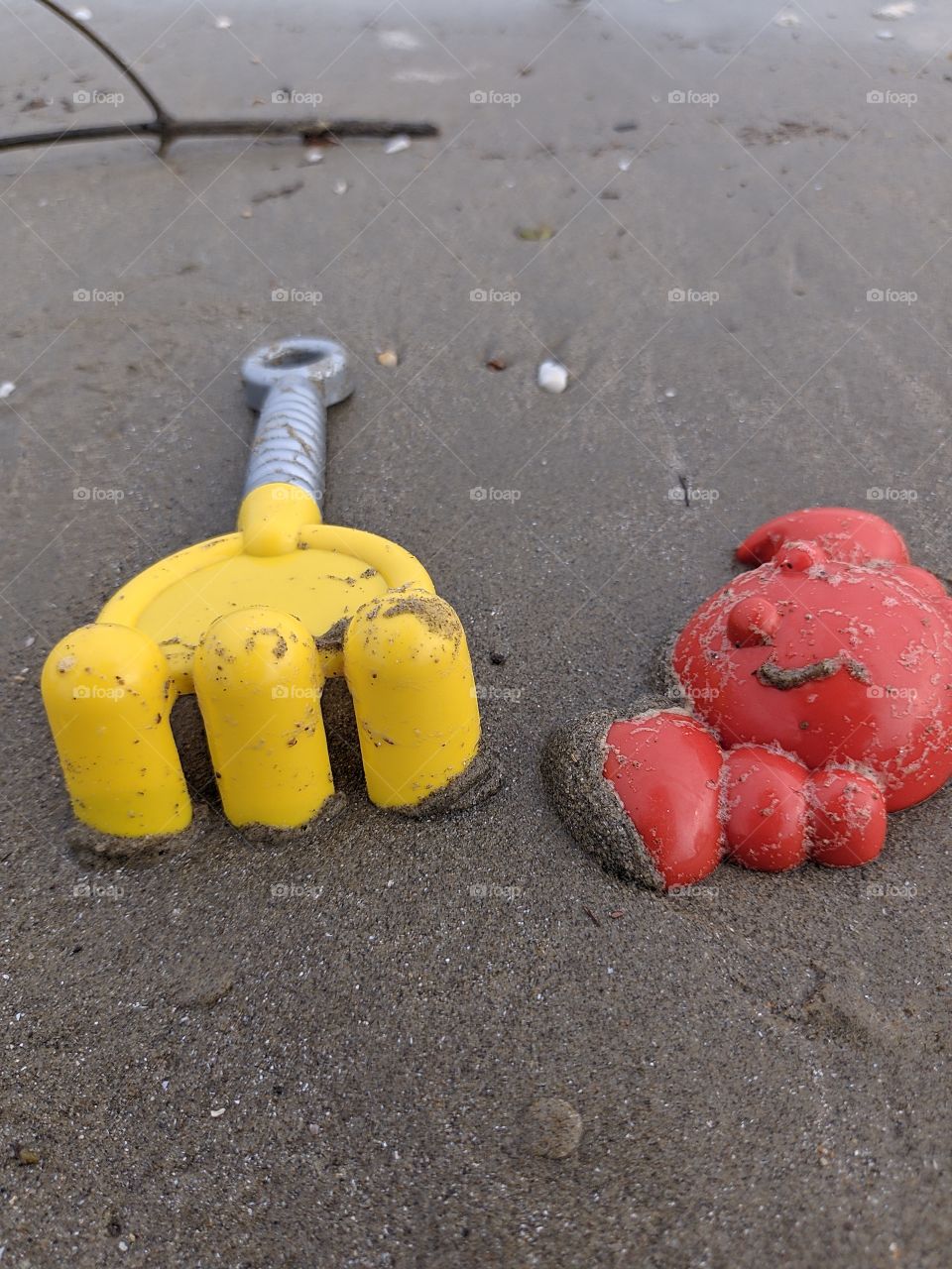 Yellow and red object on the beach vibe