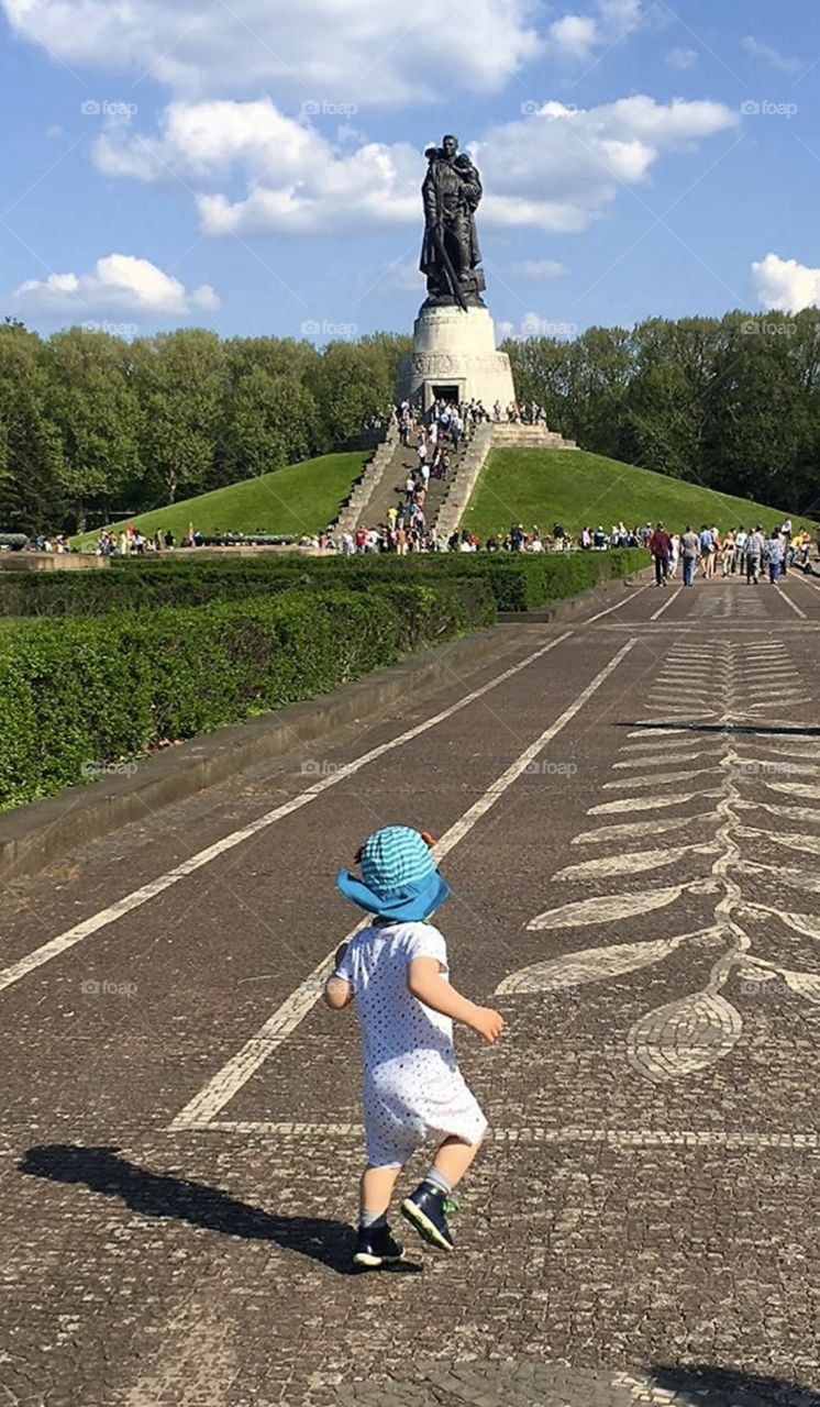 Малыш бежит к памятнику. Берлин