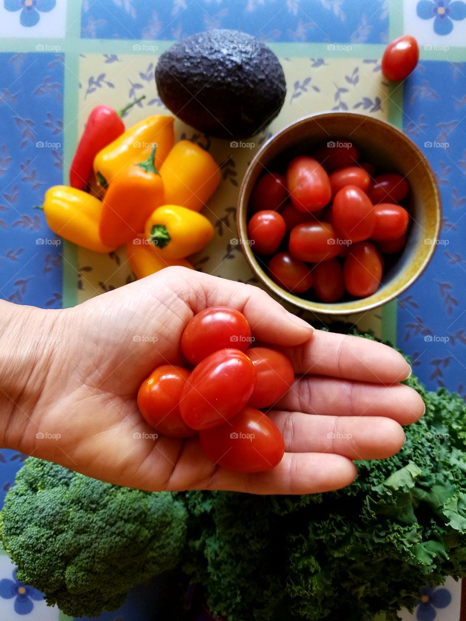 Holding tomatoes