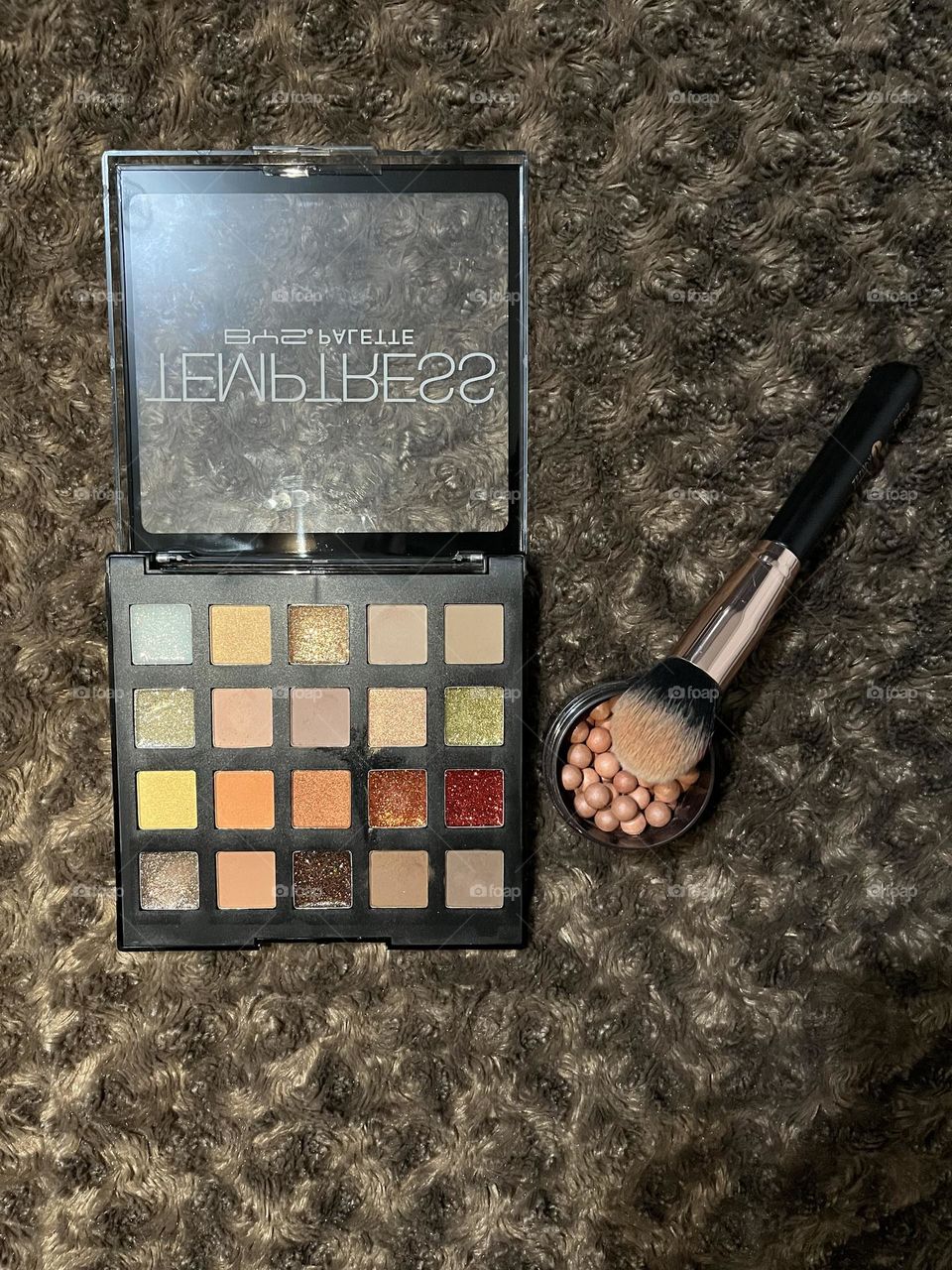 Makeup-eyes-shadows-glitter-blush-brush