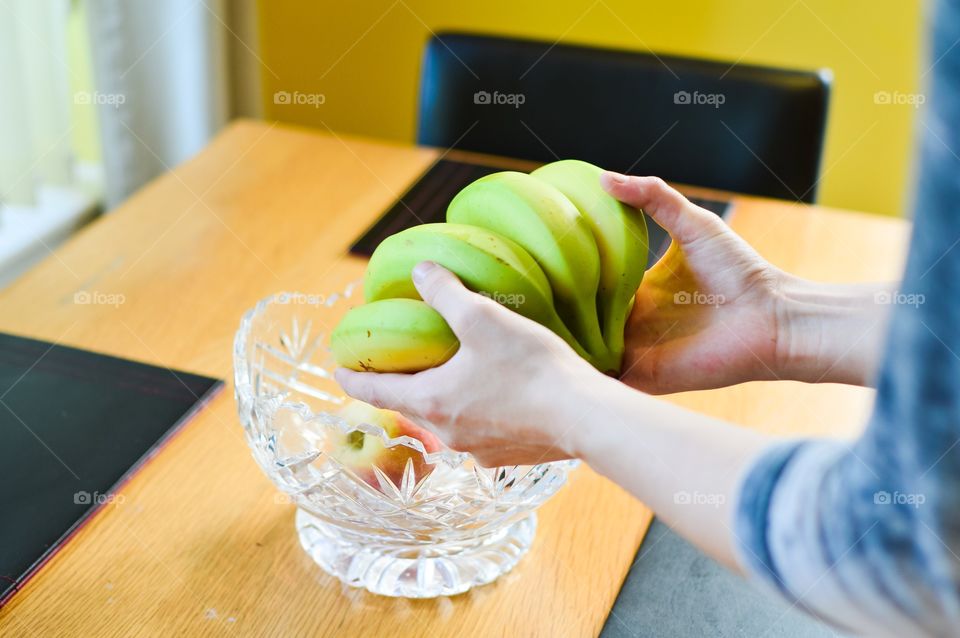 Filling fruit bowl 