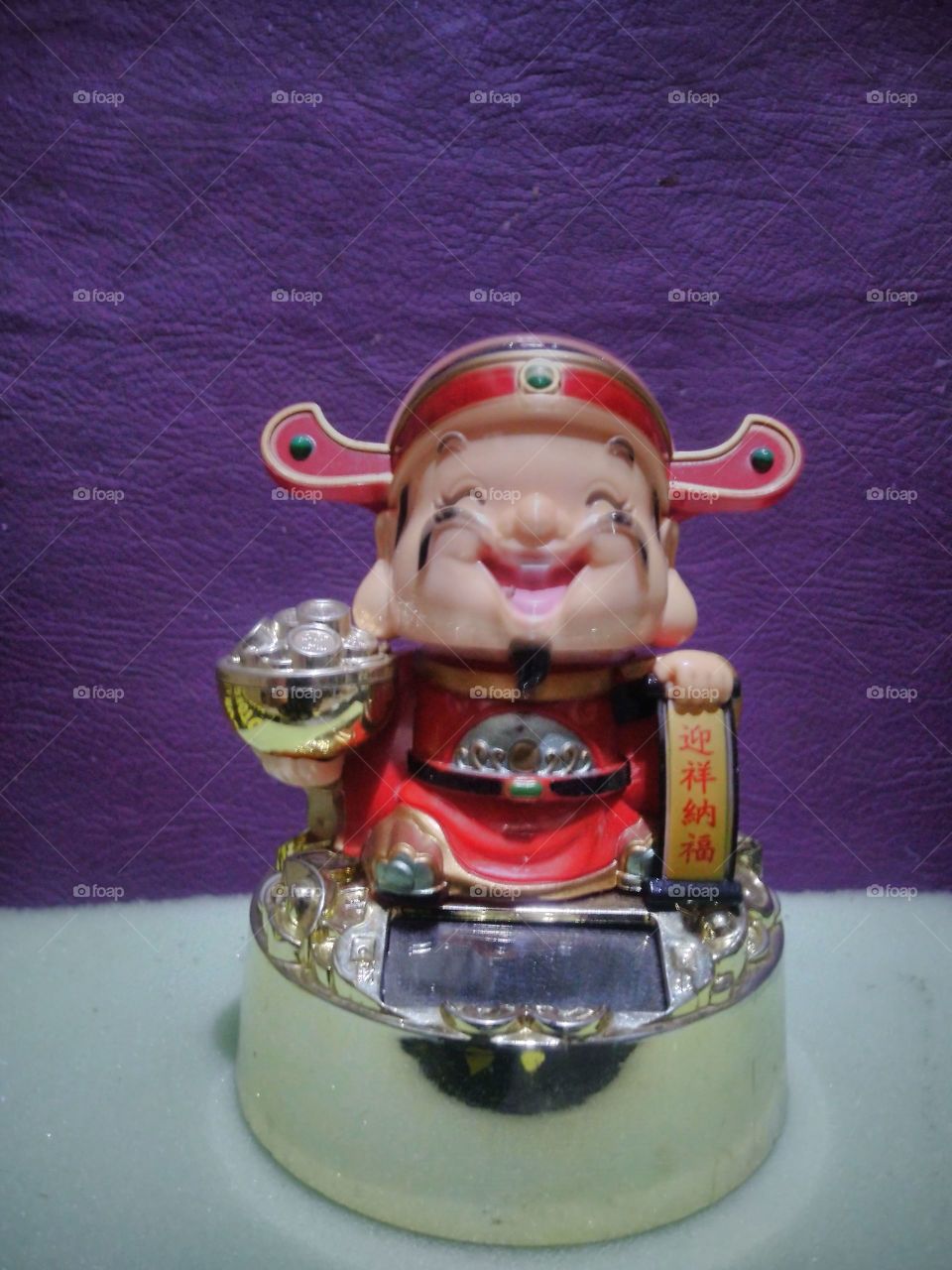 Mini decoration The god of wealth nods his solar-powered head for business, sales, and money opportunities