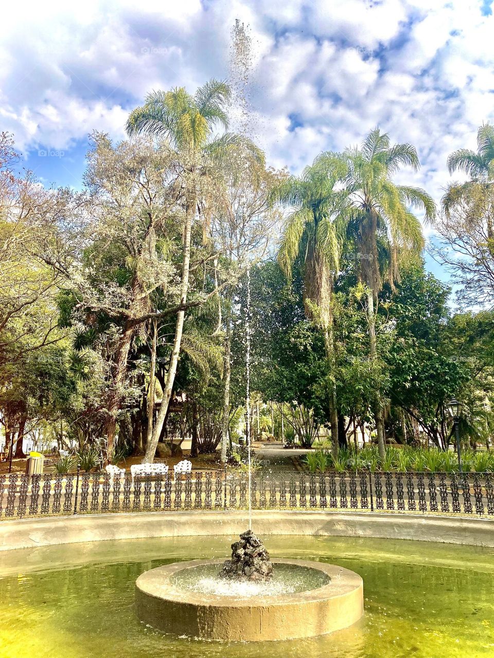 🇺🇸Such a beautiful fountain shows us how much water beautifies our squares, in addition to quenching our thirst. / 🇧🇷 Tal bela fonte nos mostra o quanto a água embeleza nossas praças, além de saciar nossa sede.