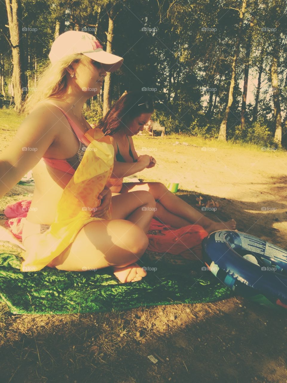 две девушки отдыхают на озере в лесу