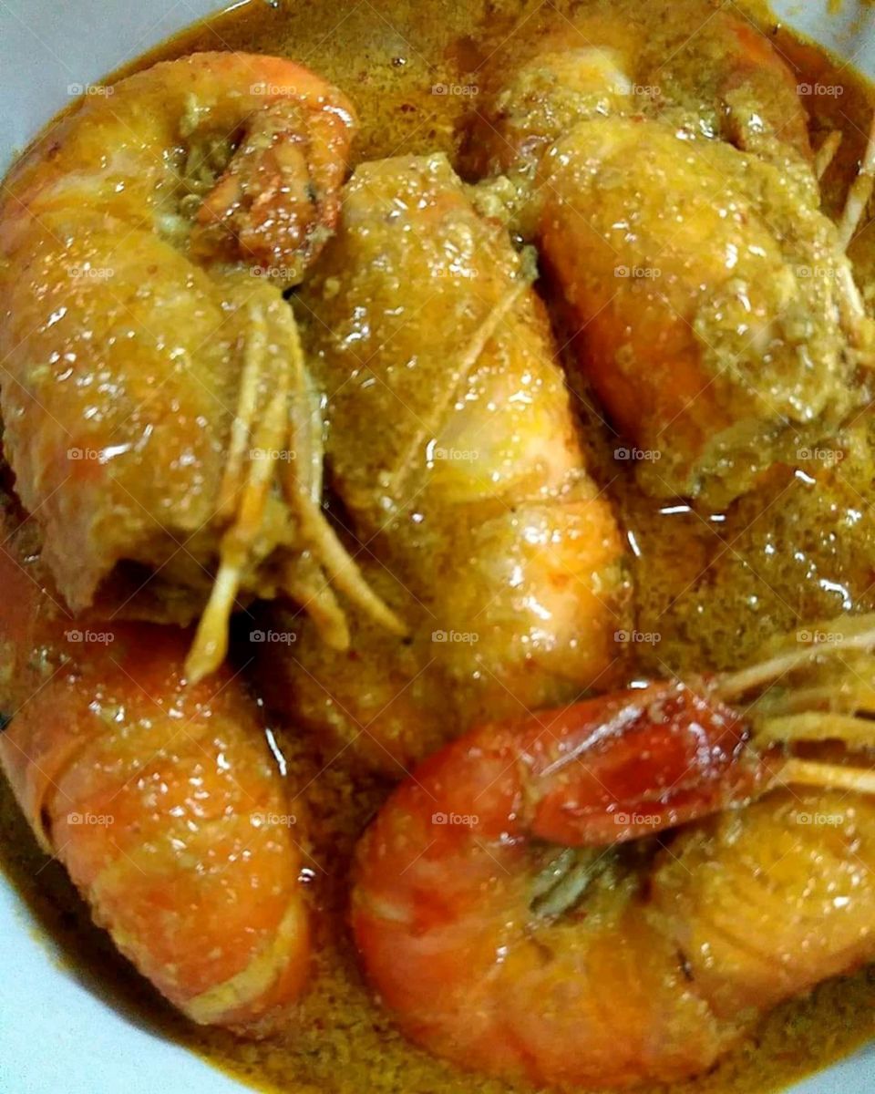 Shrimp is a very good and high quality protein source. Shrimp contains some vitamins and minerals that promote good health. Shrimp is low in calories and does not contain carbohydrates.Although cholesterol content in shrimp is also high, but shrimp also contains Omega-3 and high fatty acids that are good for heart health.