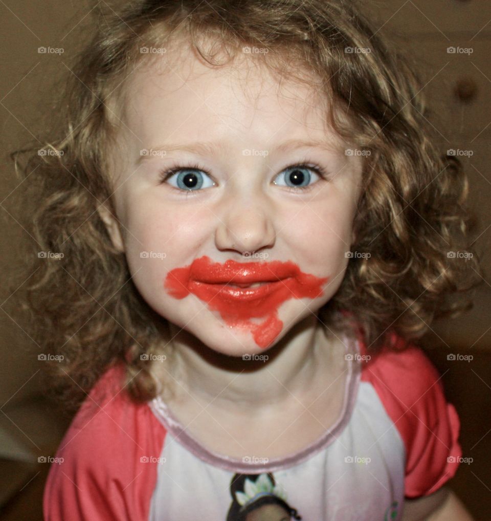 Baby puts on lipstick when mom not watching 